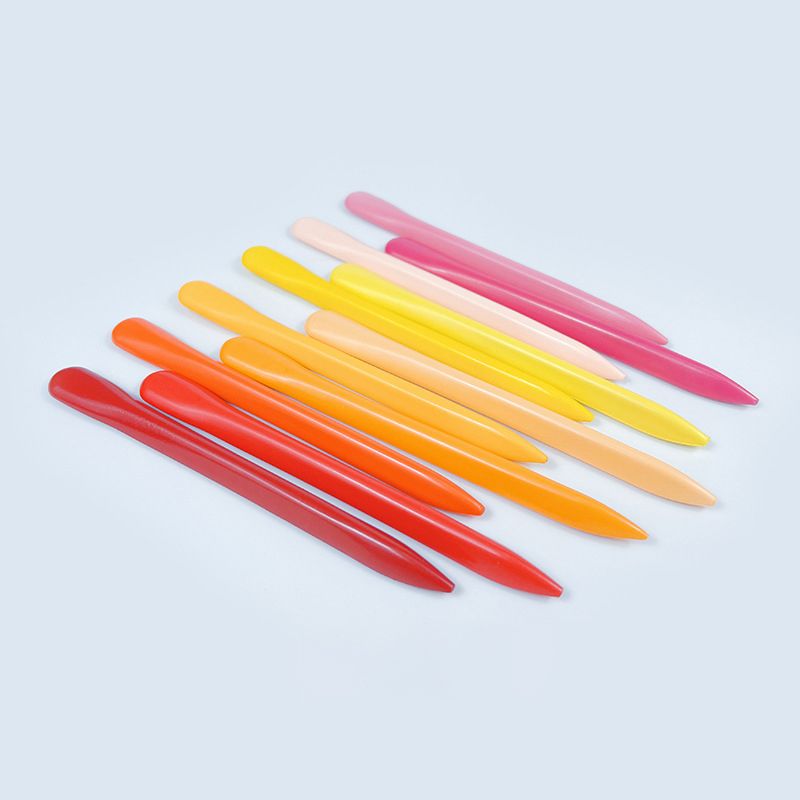 Non-sticky crayon box containing 36 colors of washable plastic crayons – perfect for children to use without getting their hands dirty. These crayons come in a triangular shape.