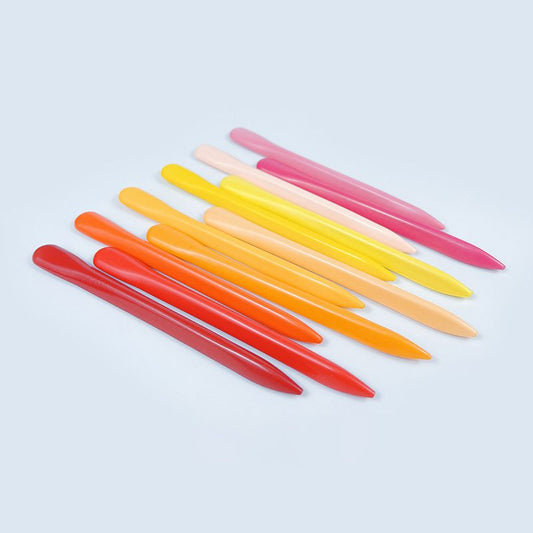 Non-sticky crayon box containing 36 colors of washable plastic crayons – perfect for children to use without getting their hands dirty. These crayons come in a triangular shape.