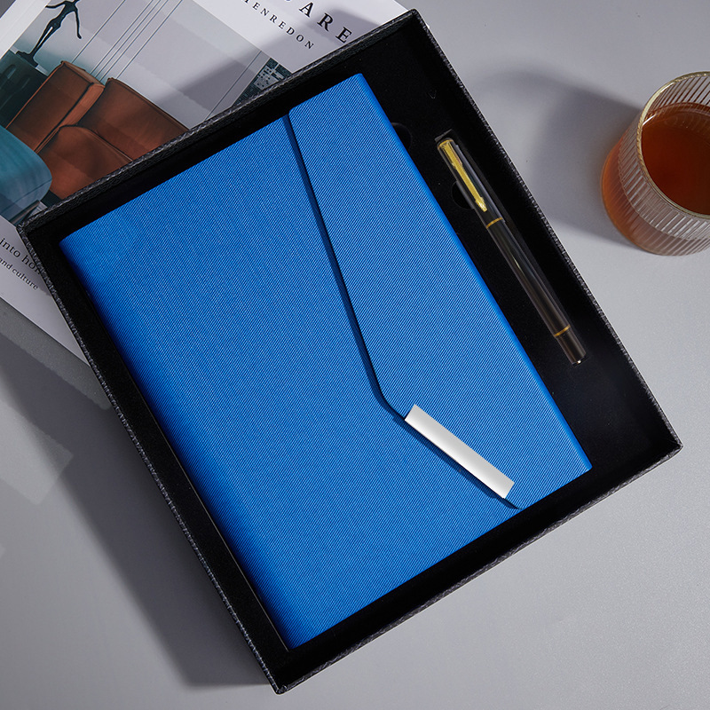 Office clip-on, three-fold, loose-leaf notepad with clip fastener