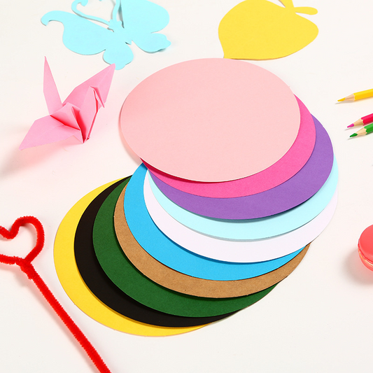 Colored round cardboard for painting and handicrafts; children's art drawing paper with colored pencils, 200g in thickness, made of kraft paper or hard cardboard.