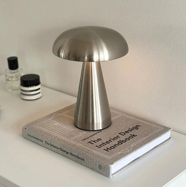 Metal mushroom-shaped table lamp, Nordic creative retro USB rechargeable coffee shop bedside touch decorative table lamp