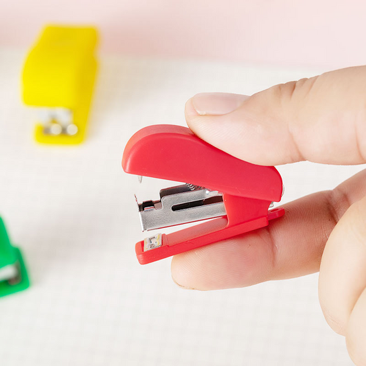 Mini stapler student supplies labor-saving stapler set